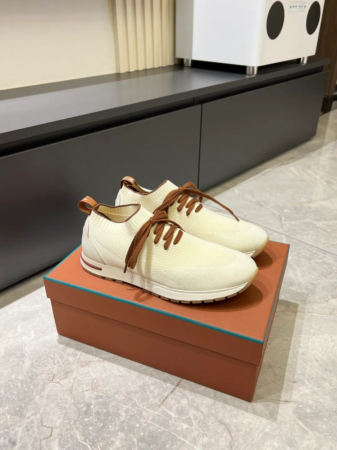 Men's Men's Shoes 💰p380 Loro Men's Shoes 💰piana/Noyo Piana 360 L Men's Shoes 💰p Flexy Walk Men's Sports Shoes These sports shoes are made of knitted wool uppers, and the heel is wrapped in smooth calf leather. Merino sheep are selected from Australia and New Zealand. The upper is machine-woven like a sweater, and then equipped with a white rubber outsole and a Kummel-colored sole. It is both beautiful and non-slip. The fabric is 100% cashmere and the insole is calf leather. It is super comfortable on the feet! Comes with full original packaging! Multiple colors available! Size: 38-44 (45 customized)